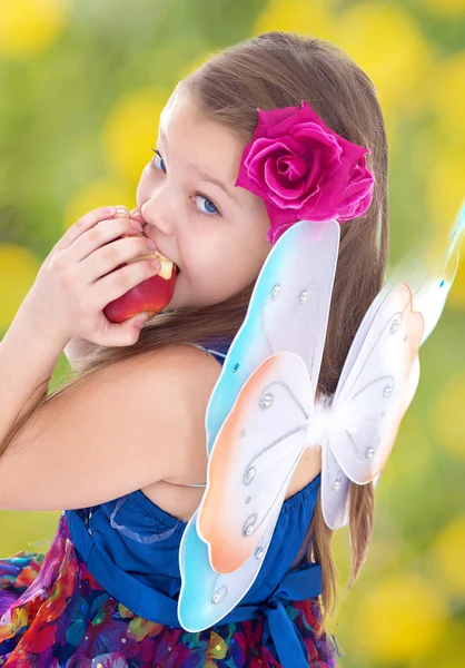 Молодая девушка в костюме бабочки — стоковое фото