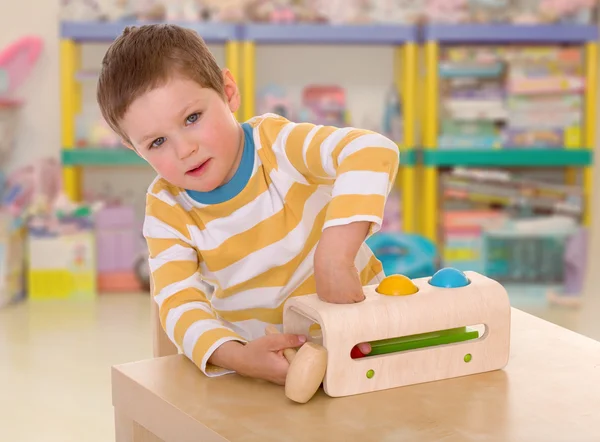 Liten pojke i skola i montessori — Stockfoto