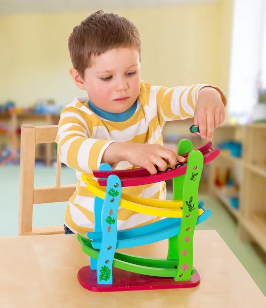 Petit garçon à l'école dans le Montessori — Photo