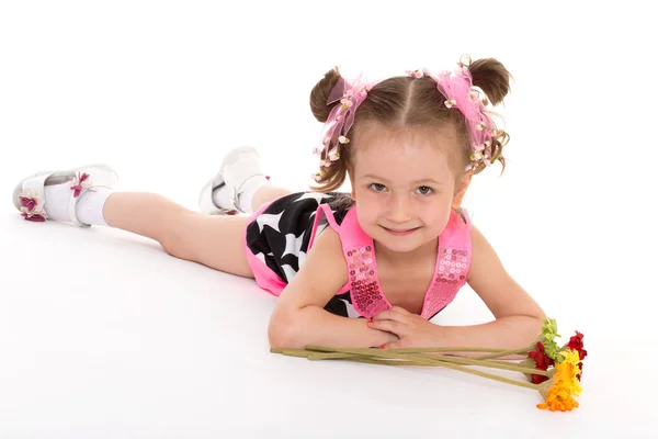 Klein meisje poseren met een boeket van bloemen — Stockfoto