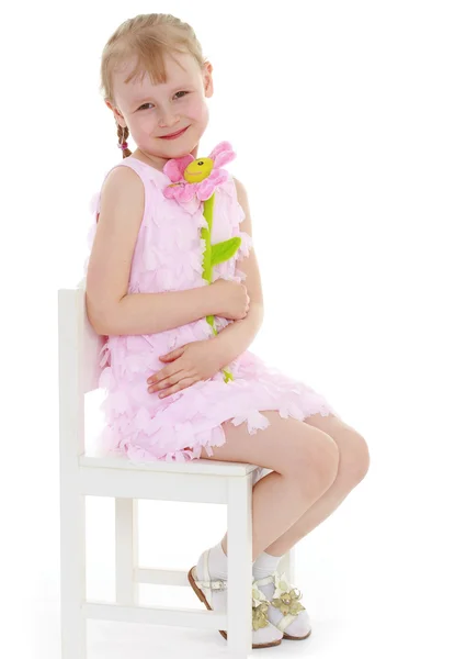 Giovane ragazza seduta con un mazzo di fiori . — Foto Stock