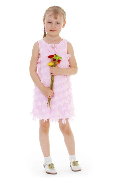 Nachdenkliches Mädchen mit einem Blumenstrauß. — Stockfoto