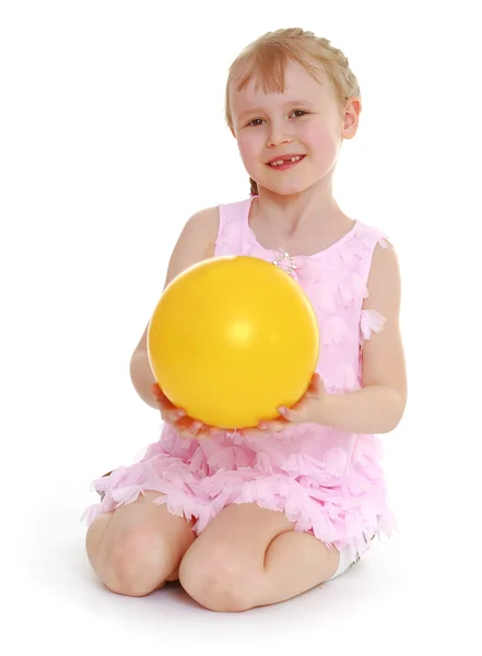 Mädchen spielt mit einem Ball. — Stockfoto