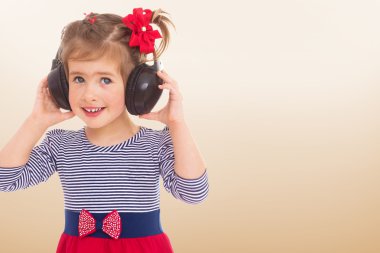  sevimli gülümseyen yürümeye başlayan çocuk portresi