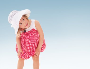  sevimli gülümseyen yürümeye başlayan çocuk portresi