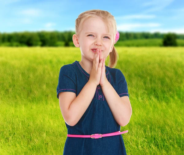 Süßes Kind hat Spaß im Freien — Stockfoto