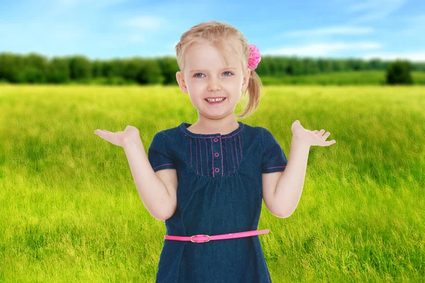 Süßes Kind hat Spaß im Freien — Stockfoto