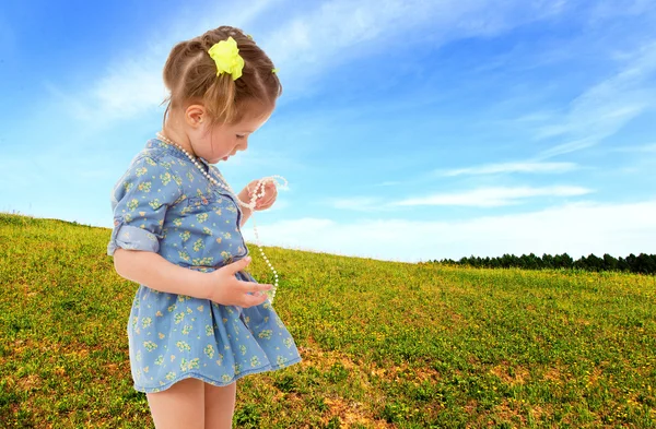 Süßes Kind hat Spaß im Freien — Stockfoto