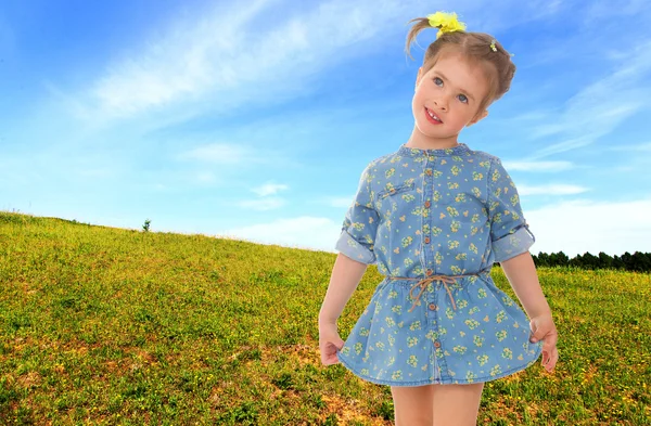 Dulce niño tener divertido al aire libre — Foto de Stock