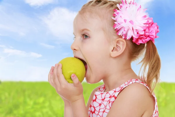 Sweet child having fun outdoor — Stock Photo, Image