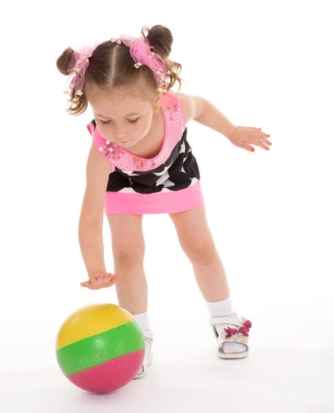 Mädchen spielt mit Ball — Stockfoto