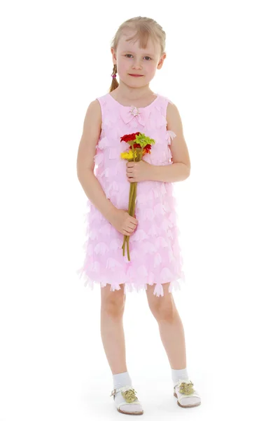 Entzückendes Kind mit Blumenstrauß — Stockfoto