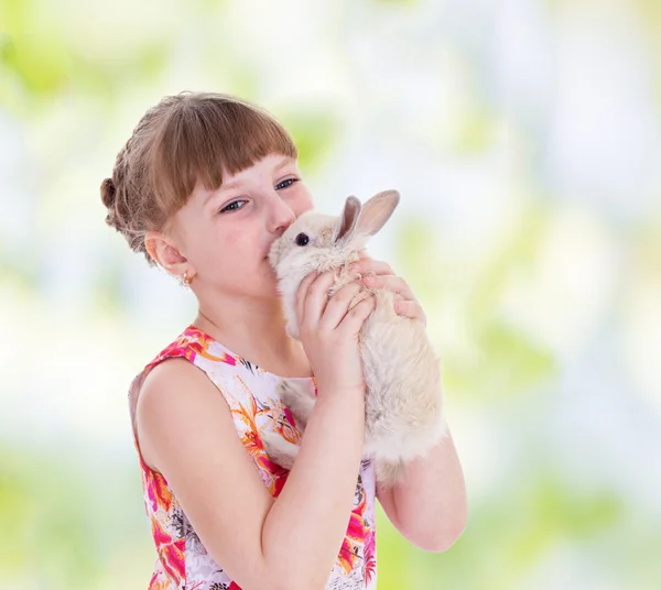 Menina beijando um coelho — Fotografia de Stock