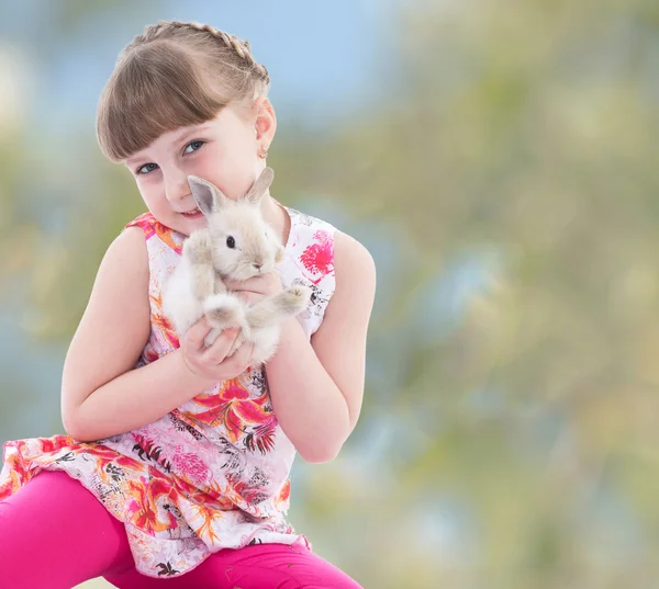 Mädchen küsst ein Kaninchen — Stockfoto