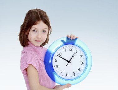 büyük bir saat ile kız