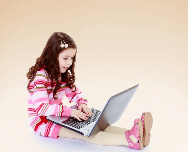 Meisje achter een laptop. — Stockfoto