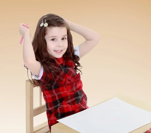 Маленька дівчинка тримає ручку . — стокове фото