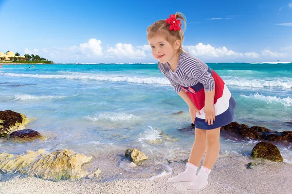 Mädchen rastet am Strand aus. — Stockfoto