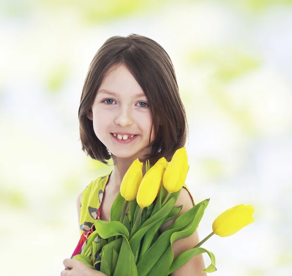 Mädchen mit gelben Tulpen — Stockfoto