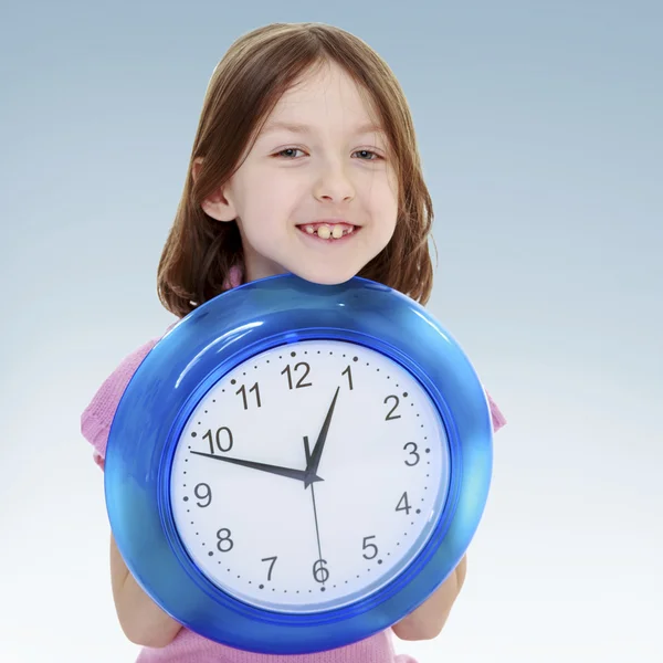 Dívka drží velké hodiny. — Stock fotografie