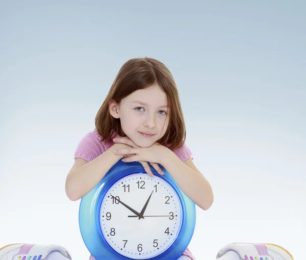 Zegar przytulił dziewczynę. — Zdjęcie stockowe