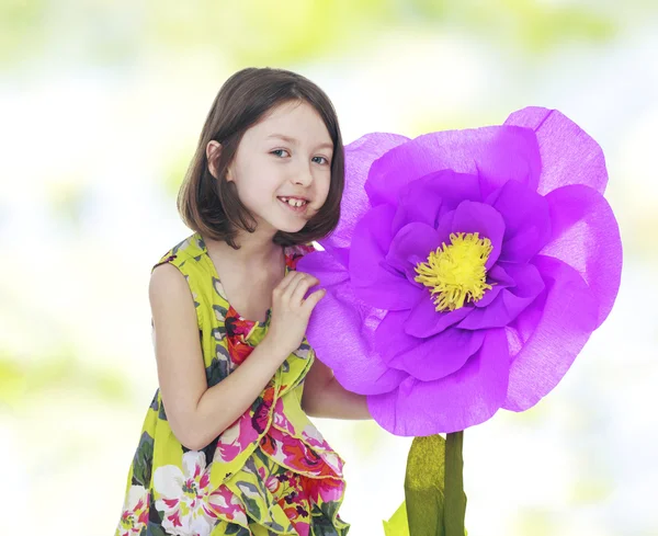 Fille dans une fleur de papier rouge . — Photo