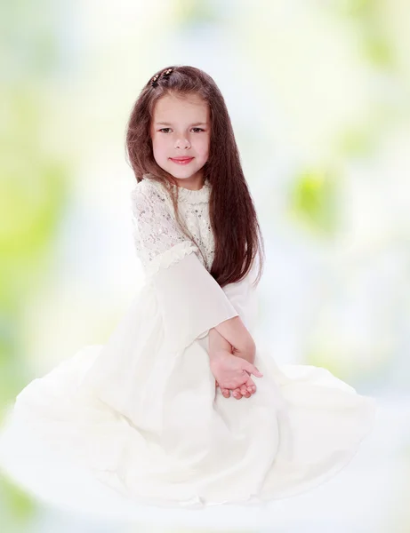 Μελαχρινή κοπέλα σε ένα λευκό φόρεμα. — Φωτογραφία Αρχείου