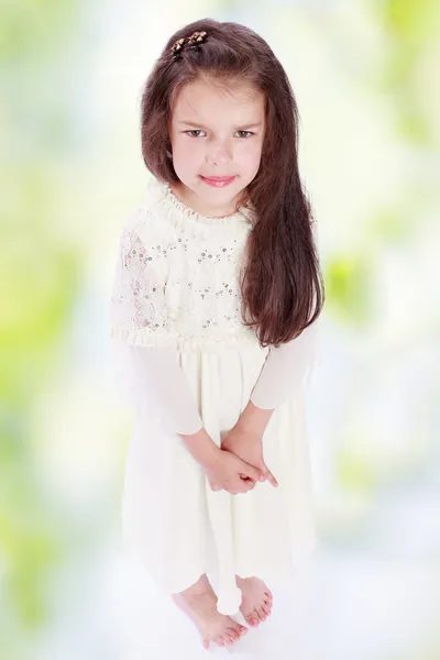 Menina de cabelos escuros em um vestido branco . — Fotografia de Stock