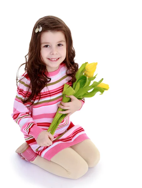 Νεαρό κορίτσι με ένα μπουκέτο λουλούδια — Φωτογραφία Αρχείου