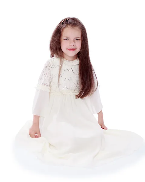 Bambina dai capelli scuri in un vestito bianco — Foto Stock