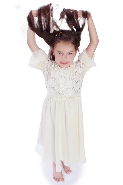 Petite fille aux cheveux bruns dans une robe blanche — Photo