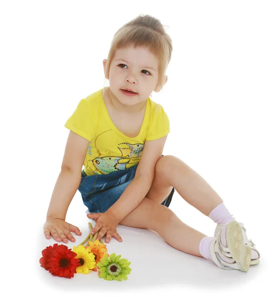 Młoda dziewczyna z bukietem kwiatów — Zdjęcie stockowe
