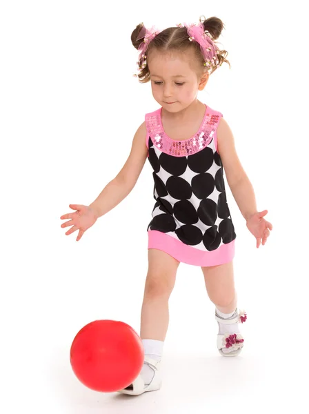 Little girl tosses the ball — Stock Photo, Image