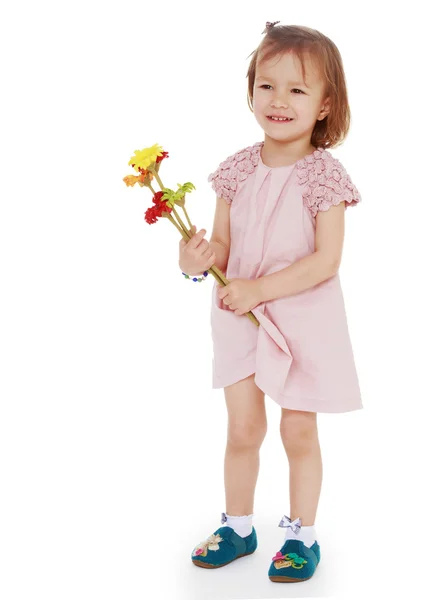 年轻的女孩，用一束鲜花 — 图库照片