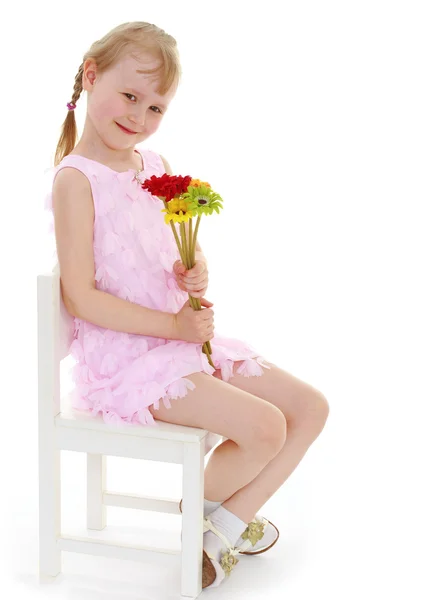 Jong meisje met een boeket van bloemen — Stockfoto