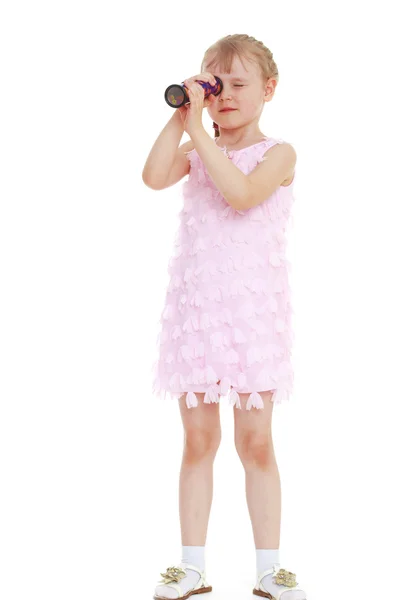 Ung flicka i en rosa klänning — Stockfoto