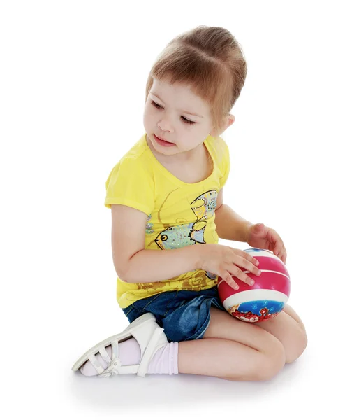 Schönes Mädchen im gelben T-Shirt — Stockfoto