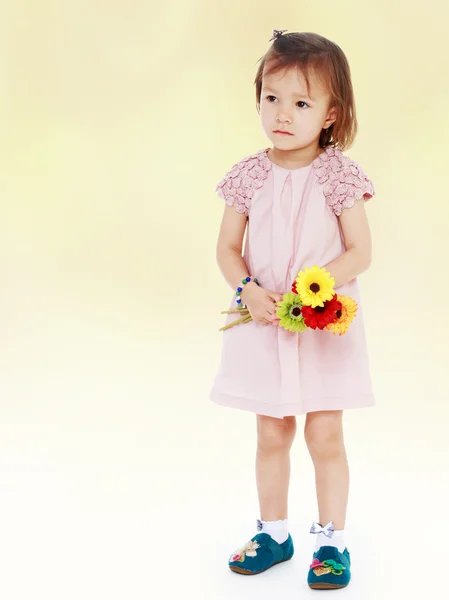 Flicka i rosa klänning — Stockfoto
