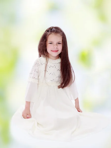 Iloinen pikkutyttö — kuvapankkivalokuva