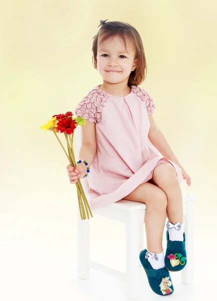 Κορίτσι με ροζ φόρεμα. — Φωτογραφία Αρχείου