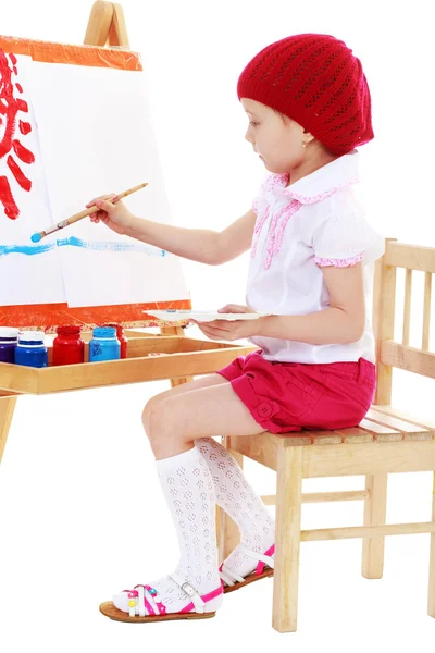 A menina está pintando no cavalete — Fotografia de Stock