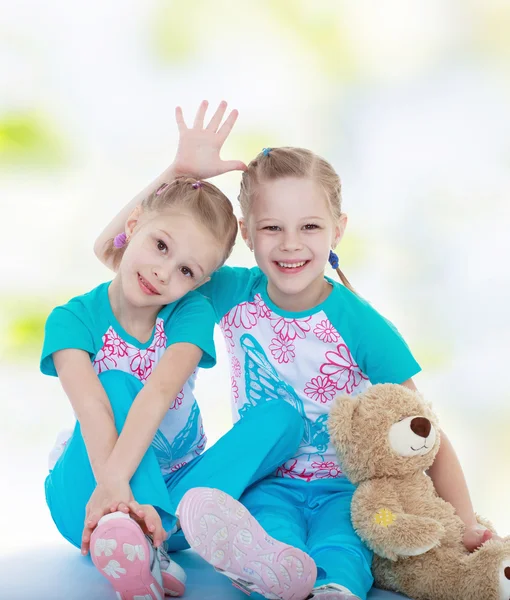 Twee zusters met teddy bear — Stockfoto