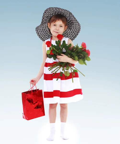 Dítě s květinami — Stock fotografie