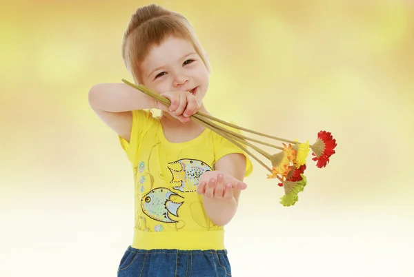 Niño con flores — Foto de Stock