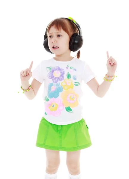 Dívka poslouchající hudbu ve sluchátkách — Stock fotografie