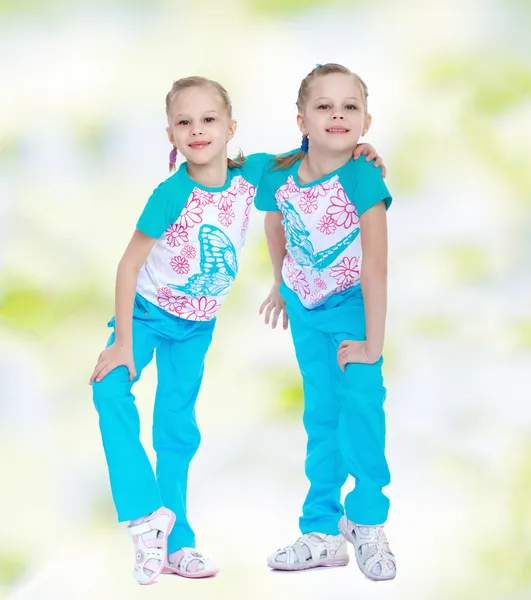 Twee zusters in blauw joggen kostuums — Stockfoto