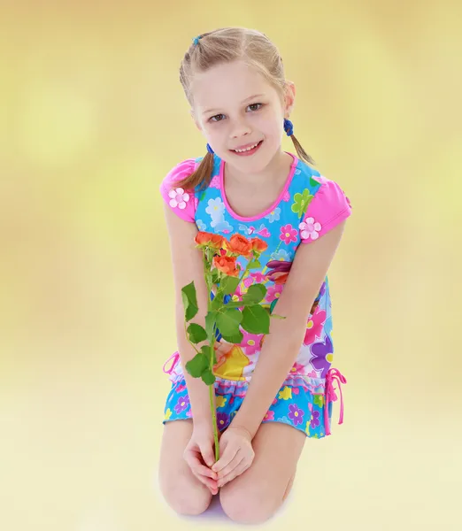 Uma menina sorridente em um vestido brilhante com um buquê de rosas — Fotografia de Stock