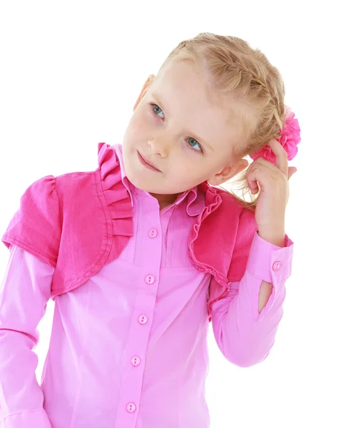 Portret van een blond meisje in roze shirt — Stockfoto