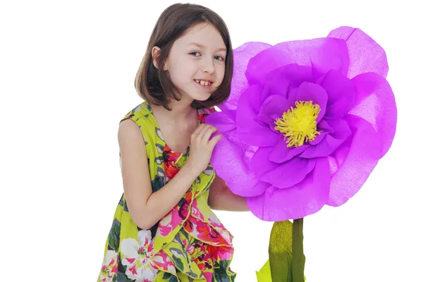 Ragazza con il grande fiore — Foto Stock