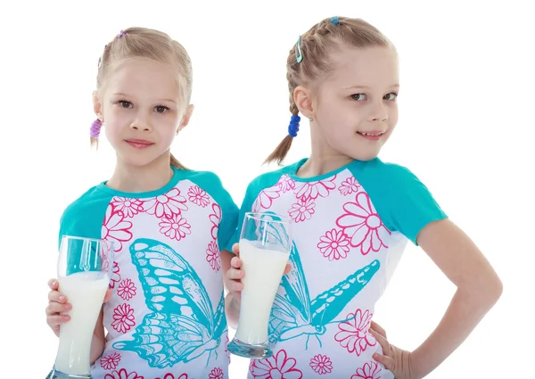 Bir bardak süt ile iki kız kardeş — Stok fotoğraf